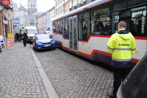 Parkující automobily ve městech často blokují průjezd tramvajím nebo autobusům